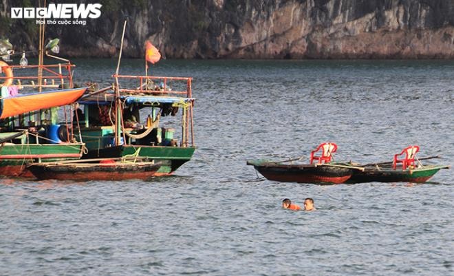 Hàng trăm dân Hạ Long đua nhau tắm ở khu vực cấm, thản nhiên giỡn mặt 'hà bá' - 13