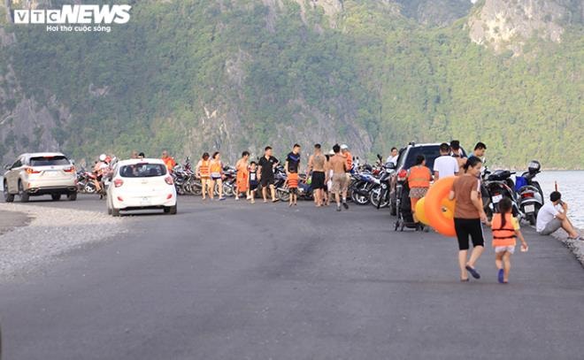 Hàng trăm dân Hạ Long đua nhau tắm ở khu vực cấm, thản nhiên giỡn mặt 'hà bá' - 3