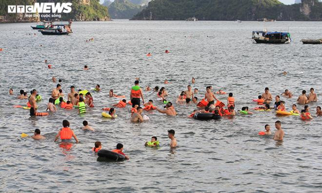 Hàng trăm dân Hạ Long đua nhau tắm ở khu vực cấm, thản nhiên giỡn mặt 'hà bá' - 4