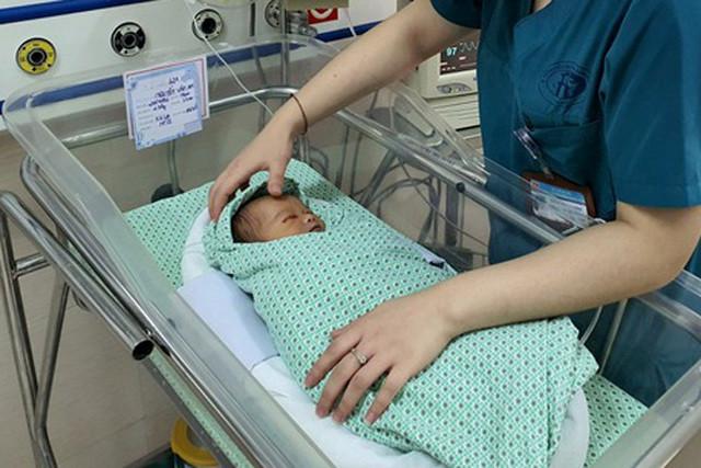 Bé sơ sinh bỏ rơi dưới hố ga ở Hà Nội bị xẹp phổi - 1