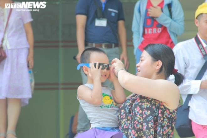 Giới trẻ Hà Nội thích thú đội nắng đi xem nhật thực  - 3