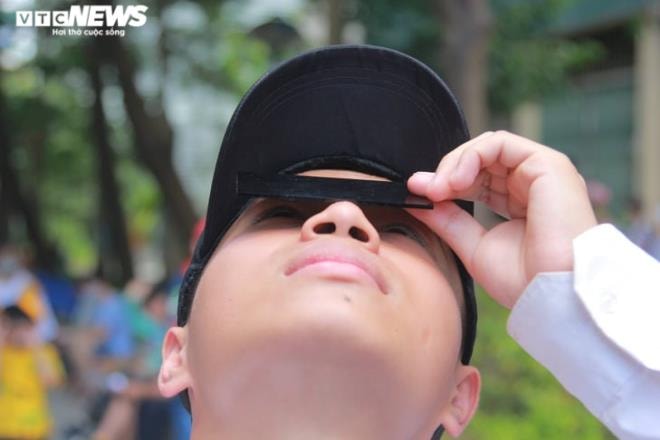 Giới trẻ Hà Nội thích thú đội nắng đi xem nhật thực  - 7