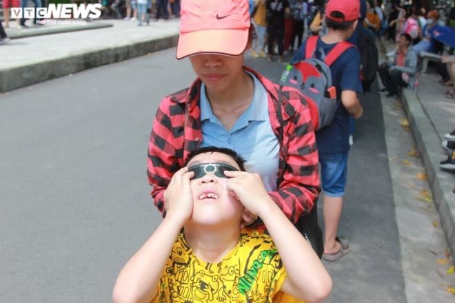 Giới trẻ Hà Nội thích thú đội nắng đi xem nhật thực  - 5