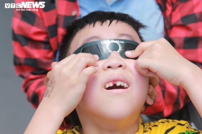 Giới trẻ Hà Nội thích thú đội nắng đi xem nhật thực  - 6