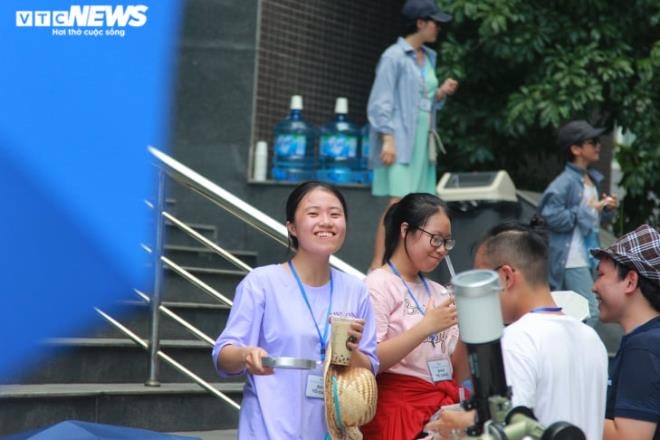 Giới trẻ Hà Nội thích thú đội nắng đi xem nhật thực  - 4