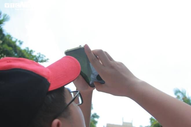 Giới trẻ Hà Nội thích thú đội nắng đi xem nhật thực  - 12