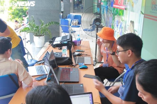 Giới trẻ Hà Nội thích thú đội nắng đi xem nhật thực  - 2