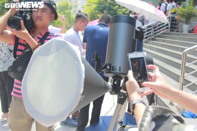 Giới trẻ Hà Nội thích thú đội nắng đi xem nhật thực  - 11