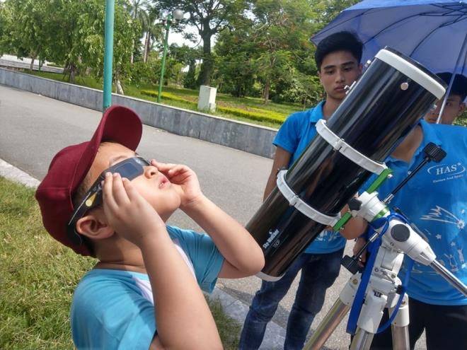 Giới trẻ Hà Nội thích thú đội nắng đi xem nhật thực  - 14