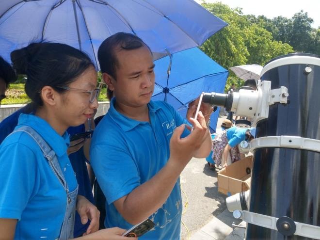 Giới trẻ Hà Nội thích thú đội nắng đi xem nhật thực  - 13