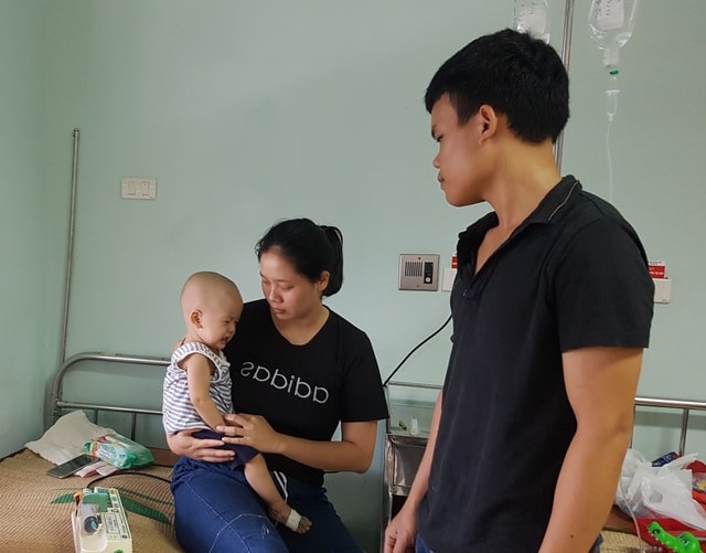 Cháu bé 1 tuổi bị ung thư bàng quang đứng trước nguy cơ dừng sự sống do bố mẹ nghèo túng - Ảnh 1.