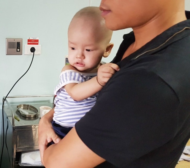 Cháu bé 1 tuổi bị ung thư bàng quang đứng trước nguy cơ dừng sự sống do bố mẹ nghèo túng - Ảnh 3.
