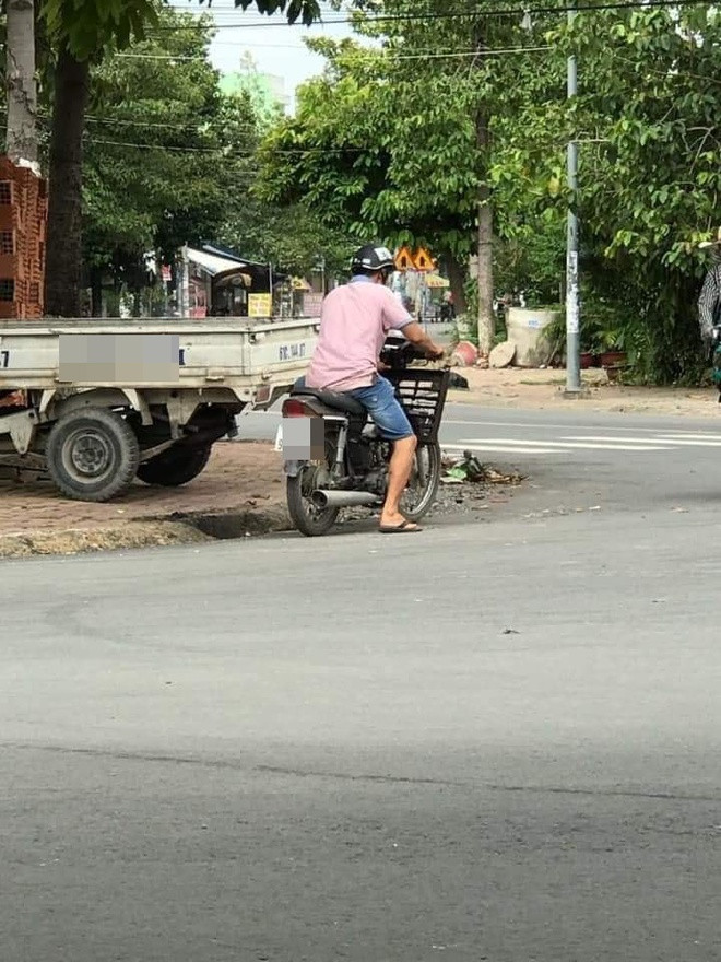 Người đàn ông dừng xe, lúi húi móc cống thoát nước, hành động tiếp theo không ai ngờ - Ảnh 2.