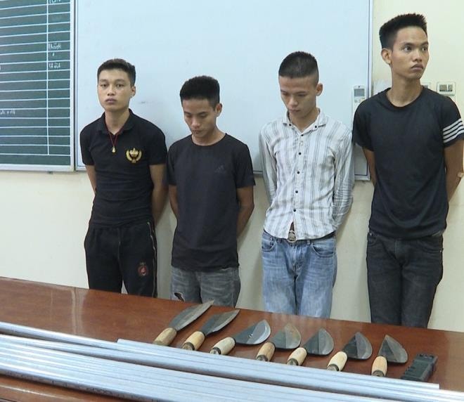 Mang dao chặn đường khống chế 3 cô gái về làm nữ nhân viên phục vụ quán karaoke - 1