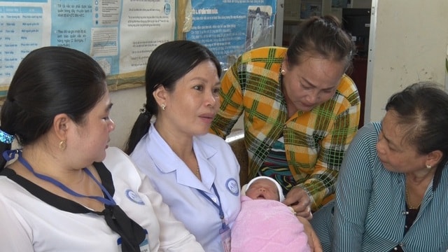 Trẻ sơ sinh bị bỏ trong bụi cây, côn trùng bu khắp người - 2