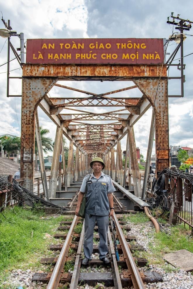 Ảnh: Những người cặm cụi kiểm tra cầu, đường giữa nắng nóng hơn 40 độ C - 1