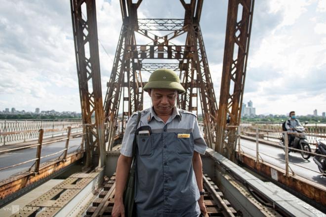 Ảnh: Những người cặm cụi kiểm tra cầu, đường giữa nắng nóng hơn 40 độ C - 2