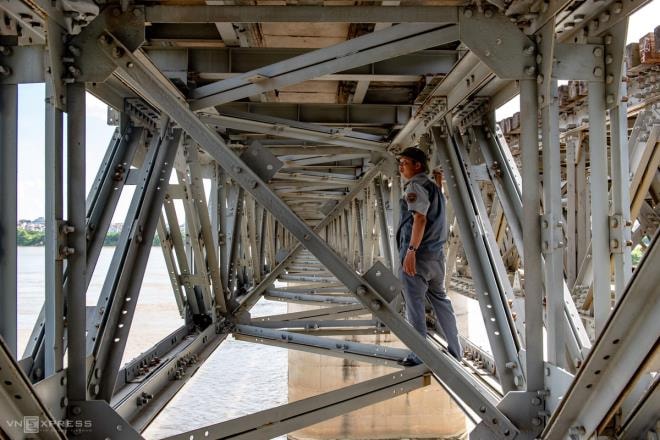 Ảnh: Những người cặm cụi kiểm tra cầu, đường giữa nắng nóng hơn 40 độ C - 4