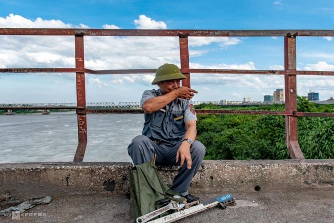 Ảnh: Những người cặm cụi kiểm tra cầu, đường giữa nắng nóng hơn 40 độ C - 5