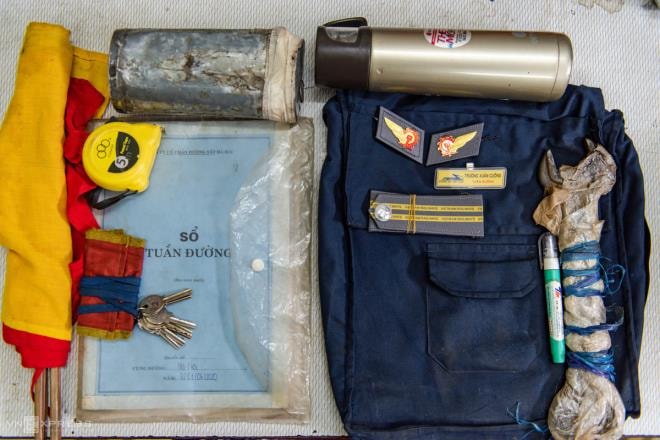 Ảnh: Những người cặm cụi kiểm tra cầu, đường giữa nắng nóng hơn 40 độ C - 8