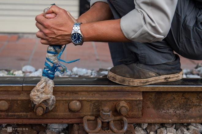 Ảnh: Những người cặm cụi kiểm tra cầu, đường giữa nắng nóng hơn 40 độ C - 9