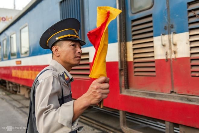 Ảnh: Những người cặm cụi kiểm tra cầu, đường giữa nắng nóng hơn 40 độ C - 10