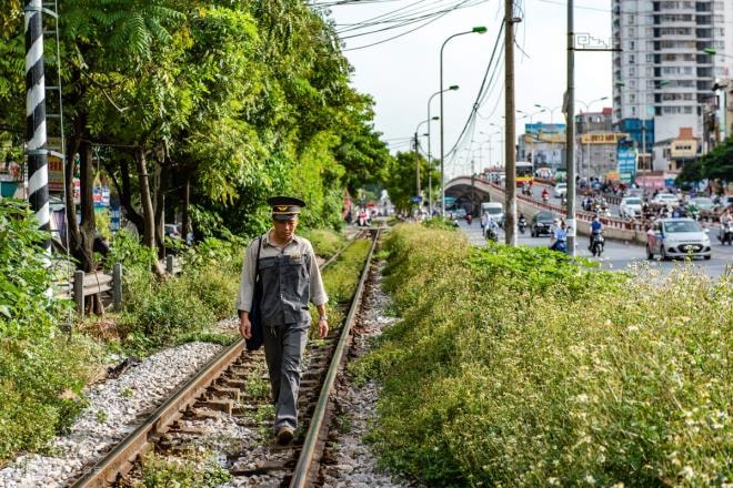 Ảnh: Những người cặm cụi kiểm tra cầu, đường giữa nắng nóng hơn 40 độ C - 12