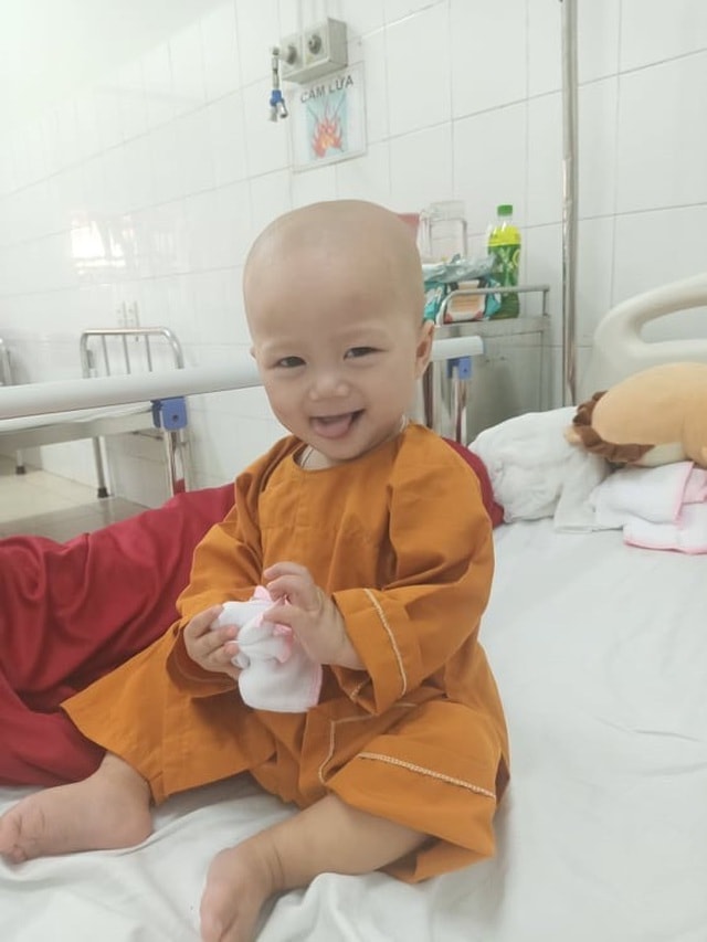 Cầu mong phép mầu đến với bé trai 1 tuổi bị ung thư kép hành hạ - 7