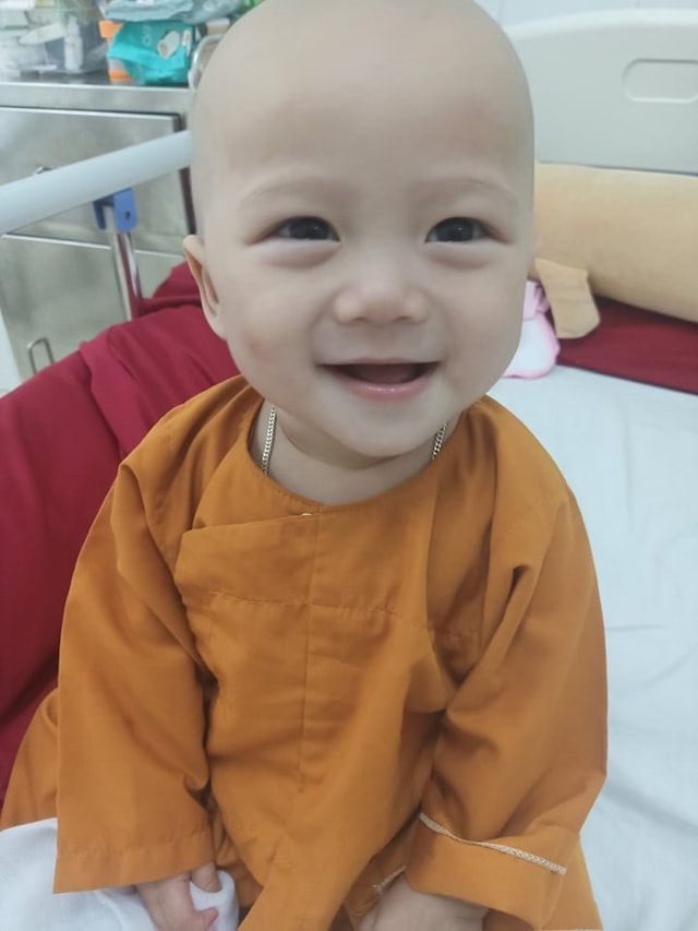 Cầu mong phép mầu đến với bé trai 1 tuổi bị ung thư kép hành hạ - 6