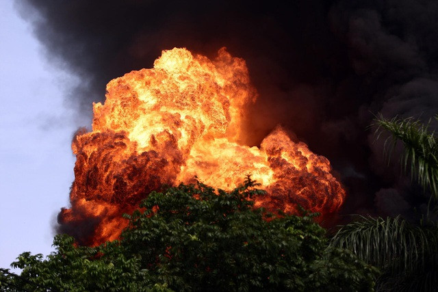 Hà Nội: Cháy lớn gần tổng kho xăng dầu, thùng hóa chất văng xa trăm mét - 1