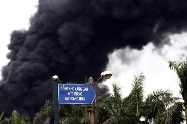 Hà Nội: Cháy lớn gần tổng kho xăng dầu, thùng hóa chất văng xa trăm mét - 4