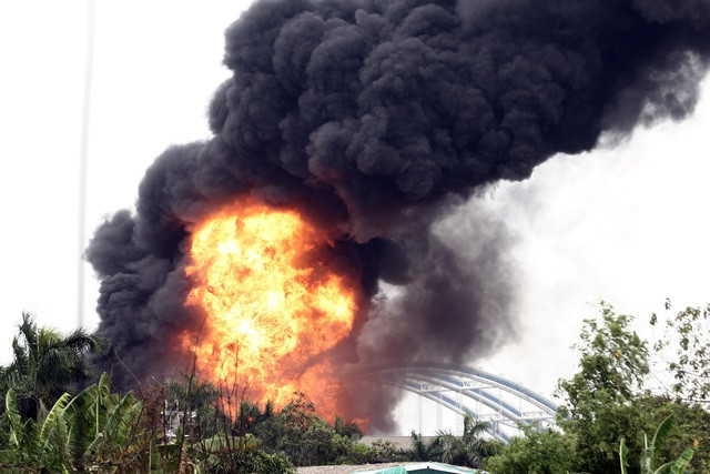 Hà Nội: Cháy lớn gần tổng kho xăng dầu, thùng hóa chất văng xa trăm mét - 2