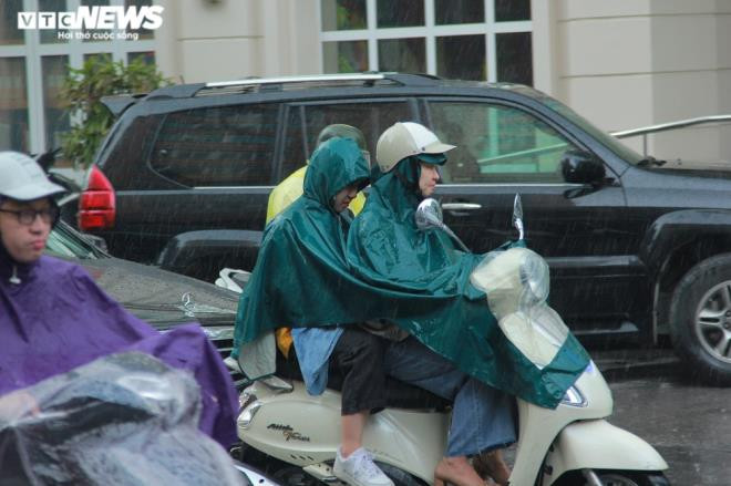 Tài xế xe ôm khơi thông cống thoát nước trên phố Hà Nội sau trận mưa lớn - 3