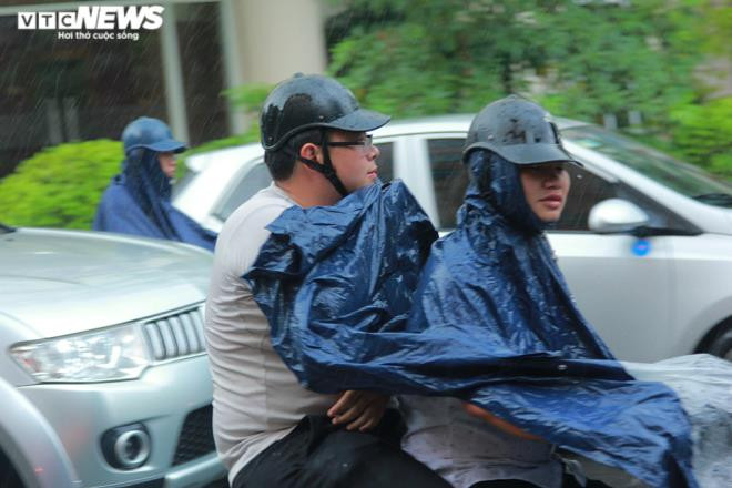 Tài xế xe ôm khơi thông cống thoát nước trên phố Hà Nội sau trận mưa lớn - 2