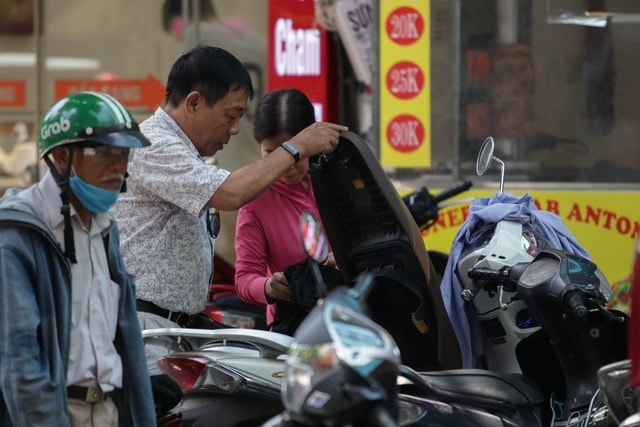 Hà Nội:  Đổ xô đi bán vàng kiếm lời sau khi vàng tăng cao kỷ lục - 11