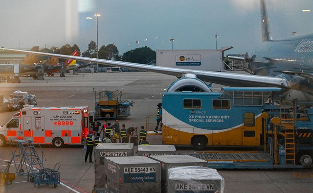 Máy bay đưa bệnh nhân 91 về Anh đón 340 người Việt hồi hương - 1