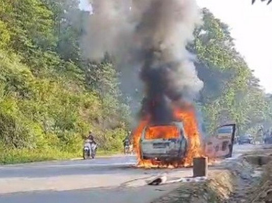 Xe ô tô 5 chỗ cháy rụi khi đang lưu thông trên đường