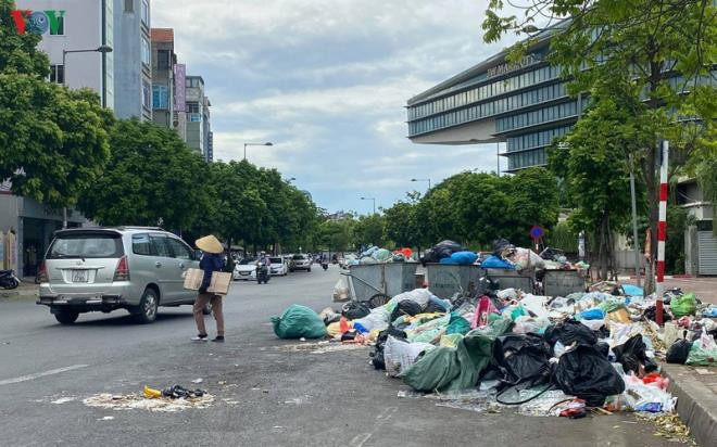Dân lại chặn xe vào bãi rác Nam Sơn, phố Hà Nội ùn ứ rác thải - 1