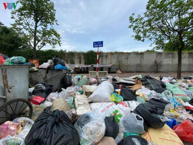Dân lại chặn xe vào bãi rác Nam Sơn, phố Hà Nội ùn ứ rác thải - 2