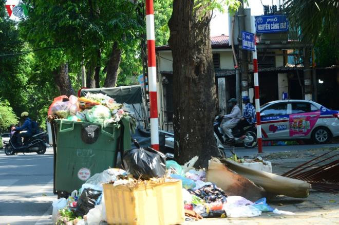 Dân lại chặn xe vào bãi rác Nam Sơn, phố Hà Nội ùn ứ rác thải - 10