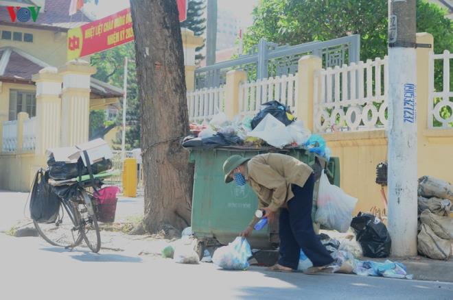 Dân lại chặn xe vào bãi rác Nam Sơn, phố Hà Nội ùn ứ rác thải - 11