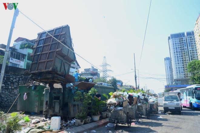 Dân lại chặn xe vào bãi rác Nam Sơn, phố Hà Nội ùn ứ rác thải - 12