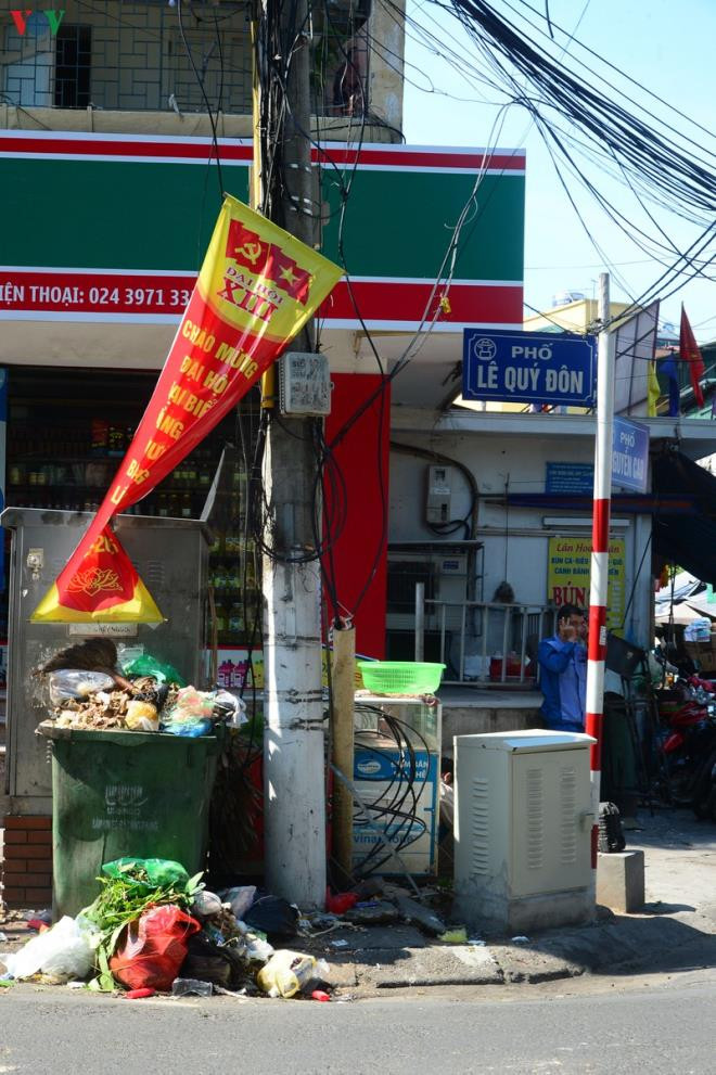 Dân lại chặn xe vào bãi rác Nam Sơn, phố Hà Nội ùn ứ rác thải - 13