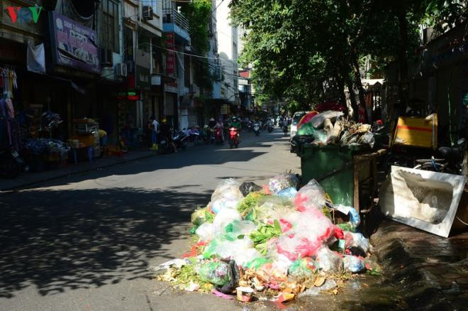 Dân lại chặn xe vào bãi rác Nam Sơn, phố Hà Nội ùn ứ rác thải - 14