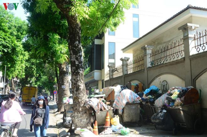 Dân lại chặn xe vào bãi rác Nam Sơn, phố Hà Nội ùn ứ rác thải - 15