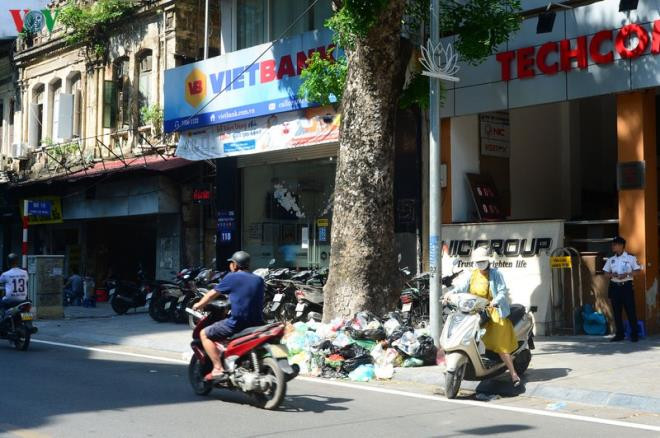 Dân lại chặn xe vào bãi rác Nam Sơn, phố Hà Nội ùn ứ rác thải - 16
