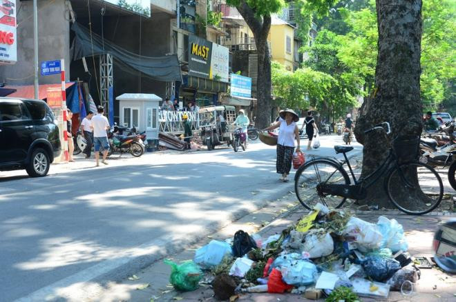 Dân lại chặn xe vào bãi rác Nam Sơn, phố Hà Nội ùn ứ rác thải - 17