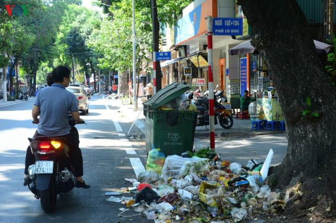 Dân lại chặn xe vào bãi rác Nam Sơn, phố Hà Nội ùn ứ rác thải - 18