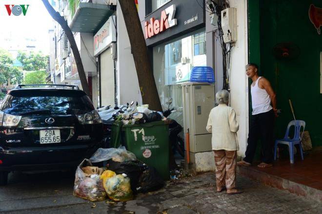 Dân lại chặn xe vào bãi rác Nam Sơn, phố Hà Nội ùn ứ rác thải - 19