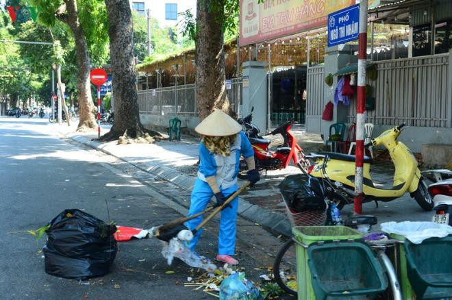 Dân lại chặn xe vào bãi rác Nam Sơn, phố Hà Nội ùn ứ rác thải - 21